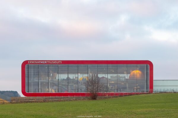 fotografía de arquitectura edificio museo hymer con campo verde delante