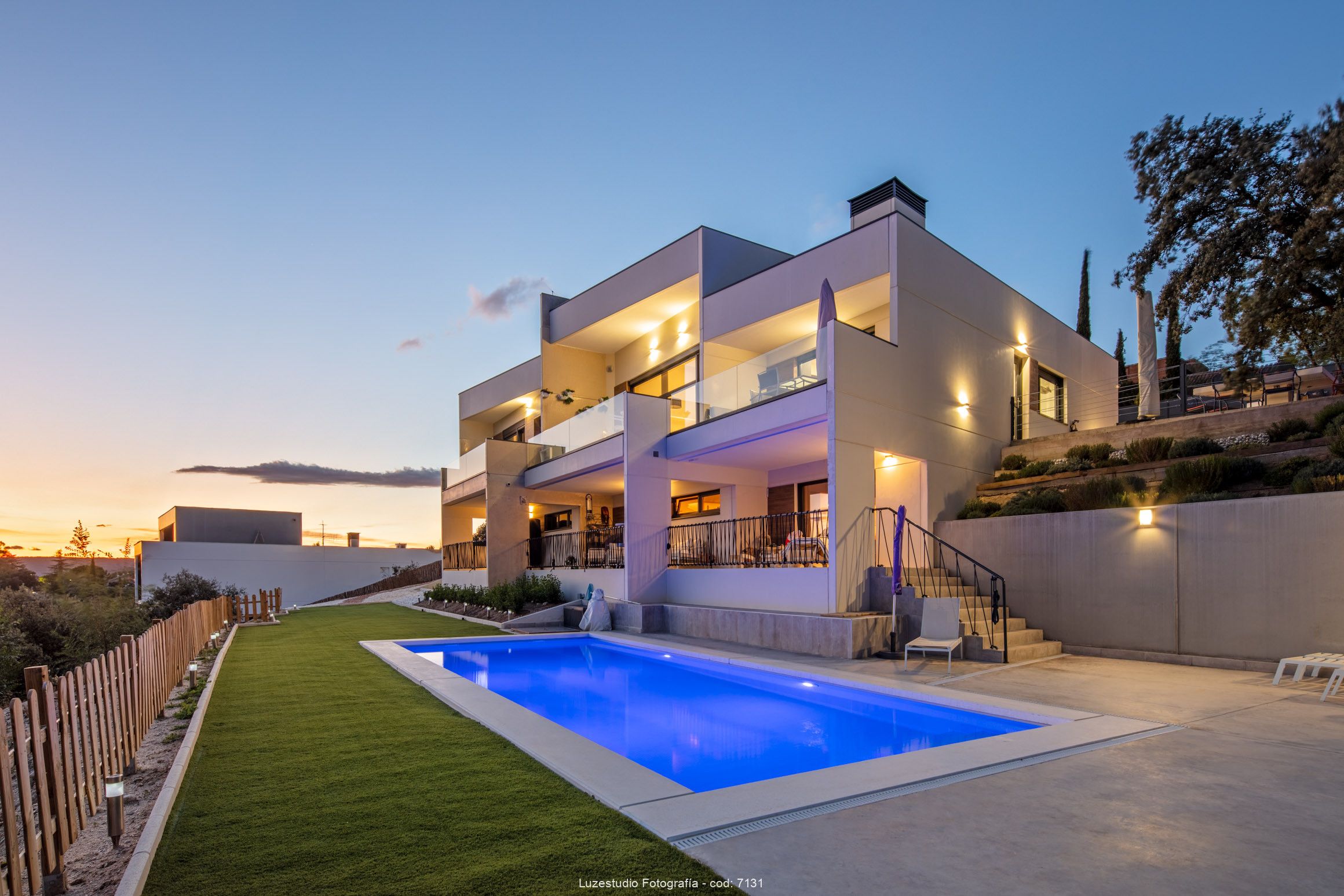 Vivienda modular fotografía de arquitectura Las Rozas (C) Luzestudio (5) fotografía de arquitectura casa modular de cemento con piscina y cesped iluminada con luz calida al atardecer en hora azul