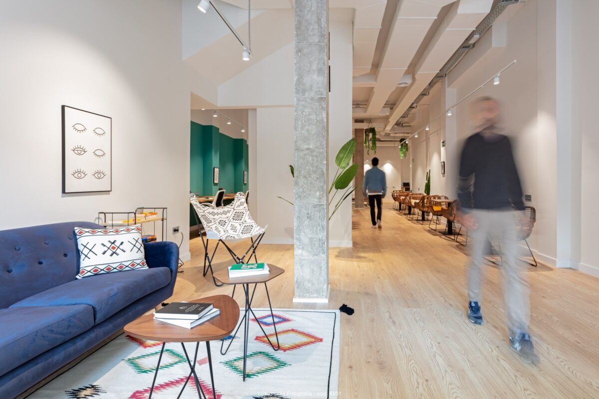 hombres caminando en el interior de un coworking fotógrafo de interiroes madrid