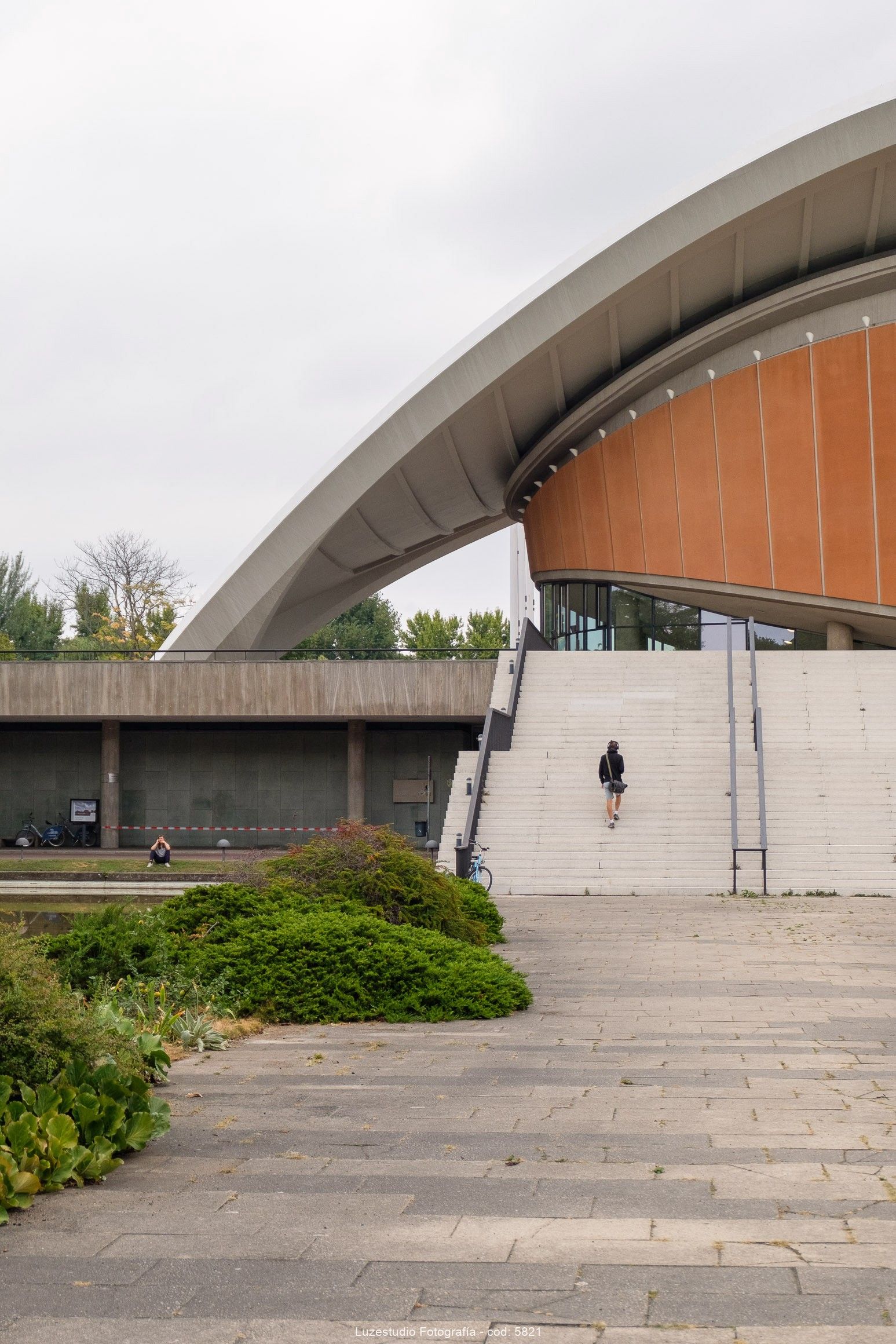 un hombre sube las escaleras de la casa de las culturas del mundo un día nublado