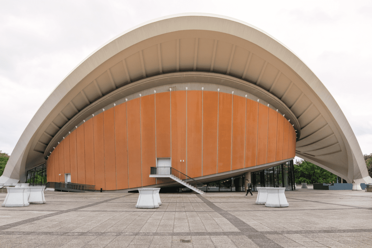 fotografía de arquitectura fachada y cubierta edificio haus der kulturen der welt en berlin