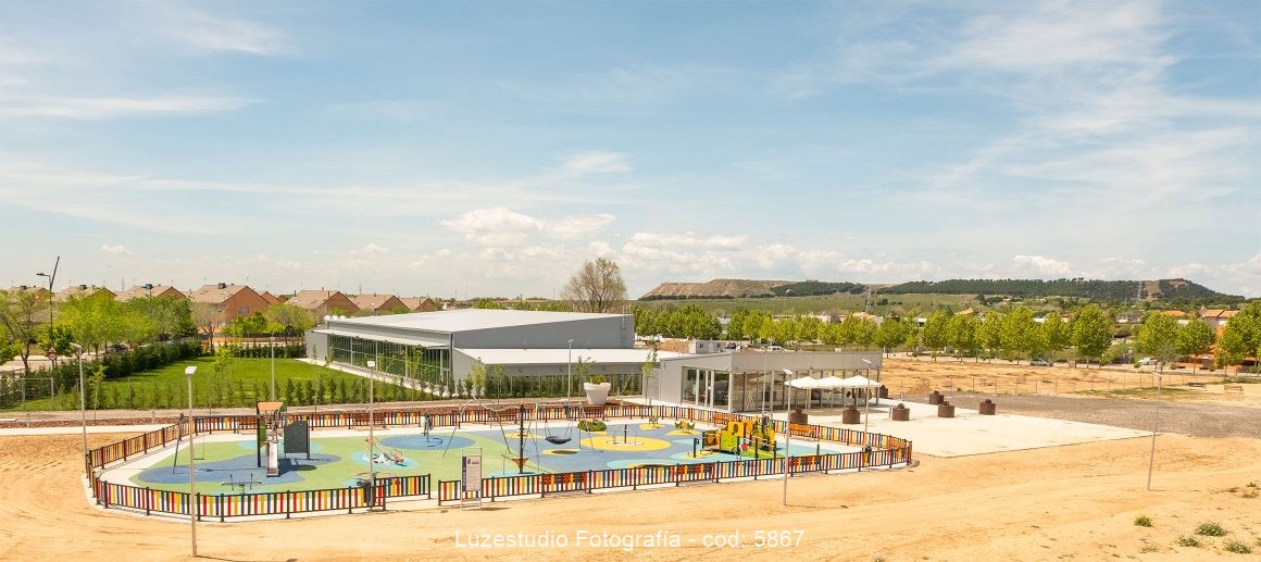 fotografía aerea parque infantil y polideportivo de nueva construción en madrid