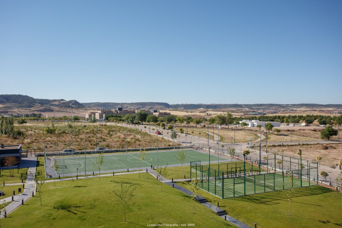 vista aerea de un terreno de futbol y una pista de padel en un pueblo de madrid