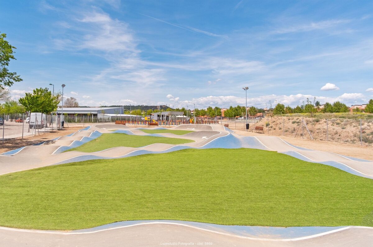 circuito mtb bmx con pavimento y cesped en zona de polideportivo en un día solado
