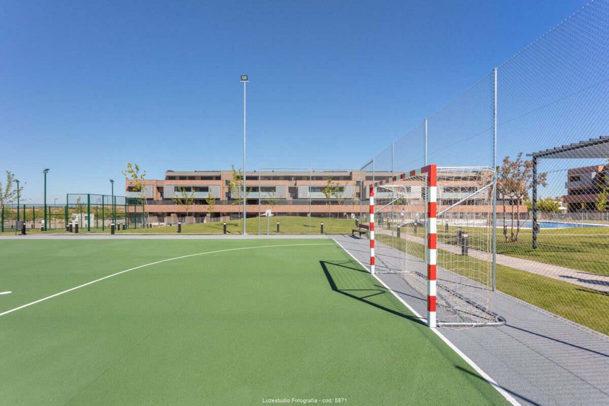 campo de futbol handball con puerta y malla en urbanización privada de madrid