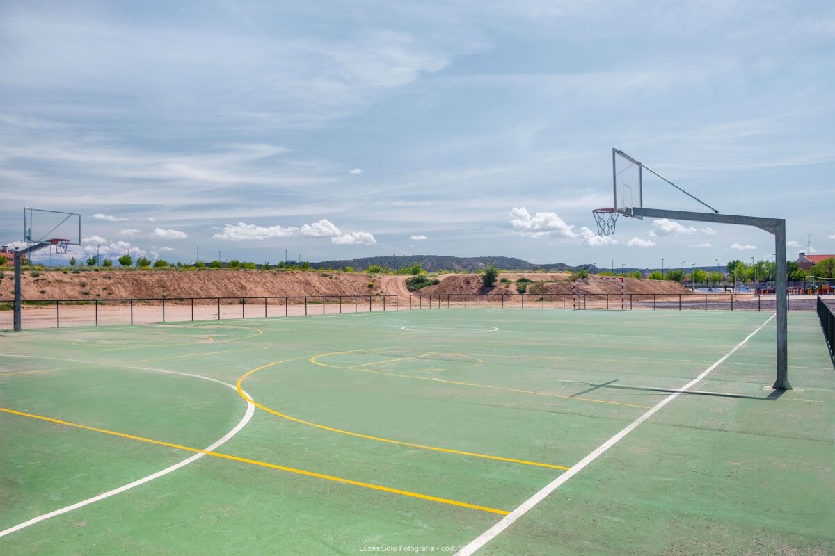 campo con canchas de baloncesto y puertas de futbol reción construidas en madrid