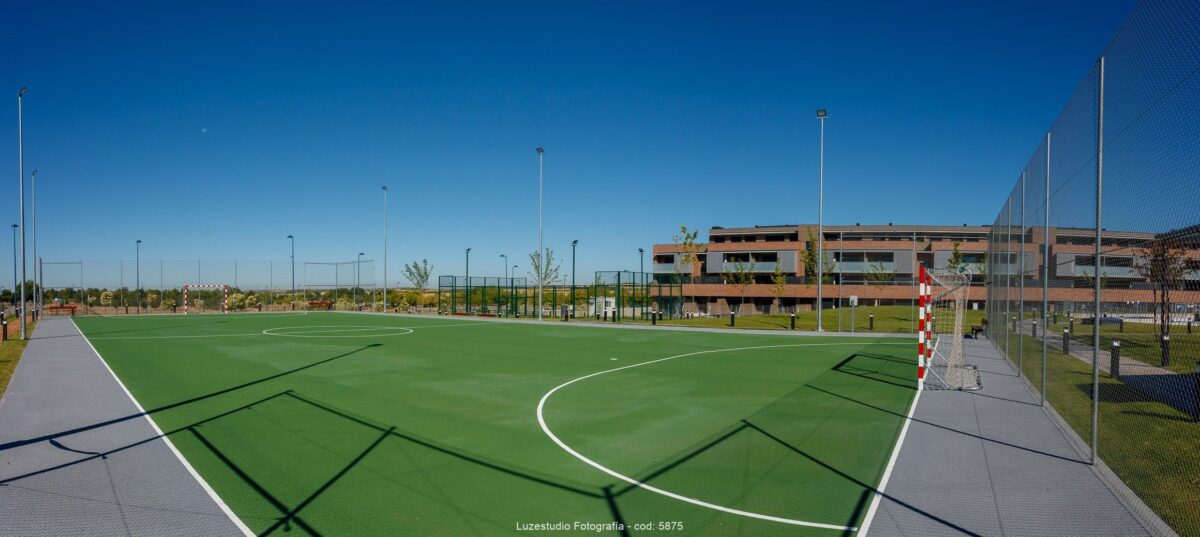 fotografía panoramica campo de futbol al atardecer en urbanización privada