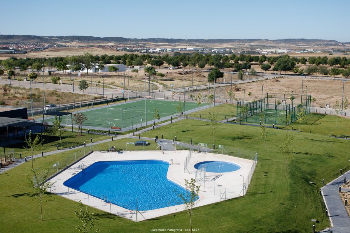 fotografía de zonas comunes en urbanización privada con piscina, campo de futbol y pista de padel