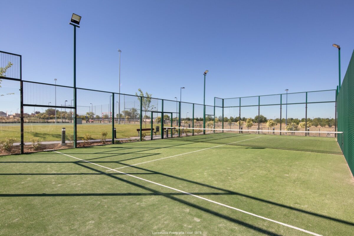 pista de padel con cesped artificial cerramiento e iluminación nocturna en madrid