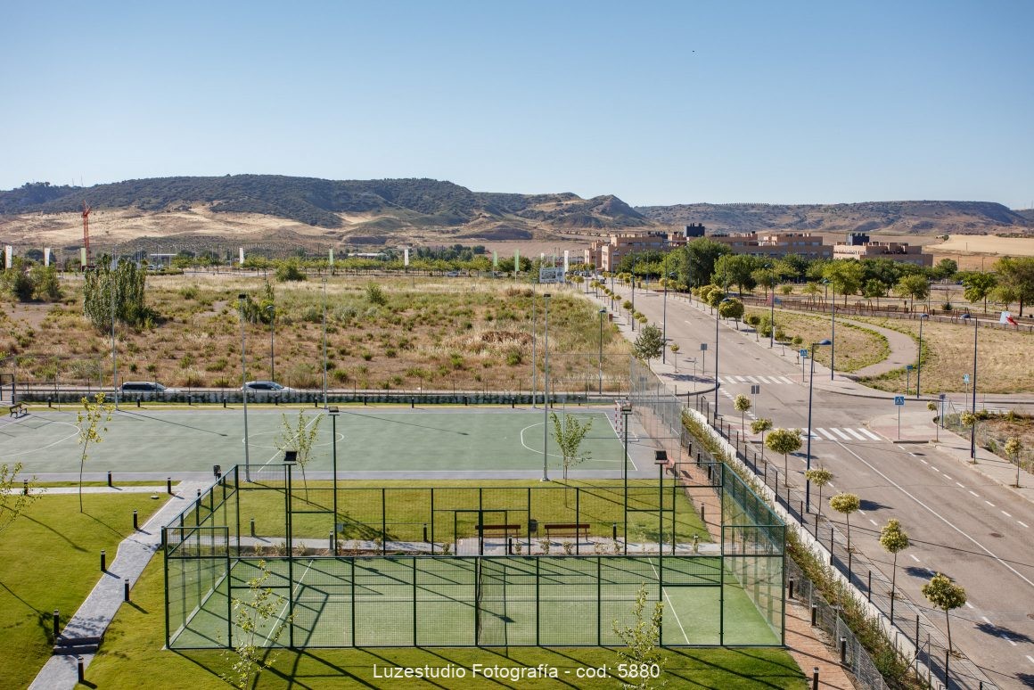 vista aerea de pista de padel y campo de futbol con vistas a la montaña en madrid