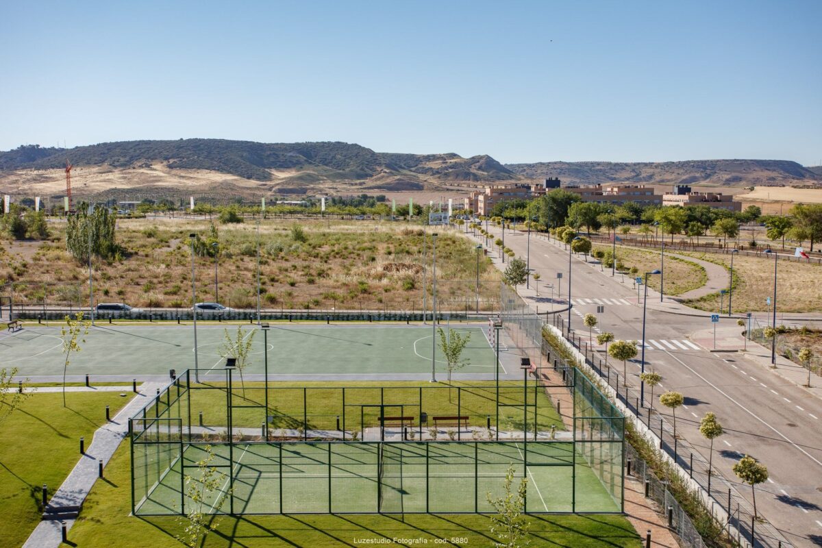 vista aerea de pista de padel y campo de futbol con vistas a la montaña en madrid
