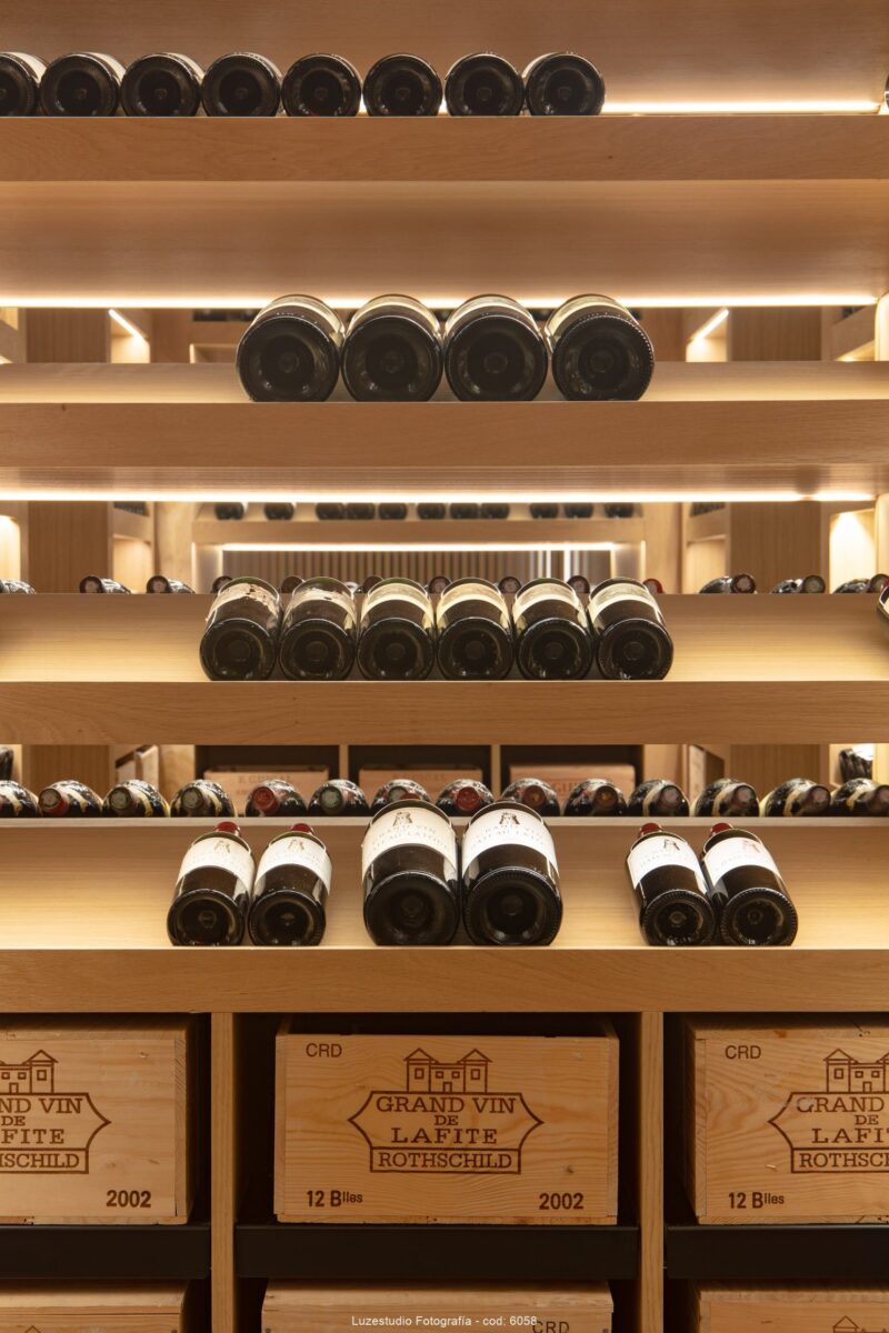 estanteria iluminación led con botellas de vino grand vin de lafeite rothschild en bodega privada en casa de madrid