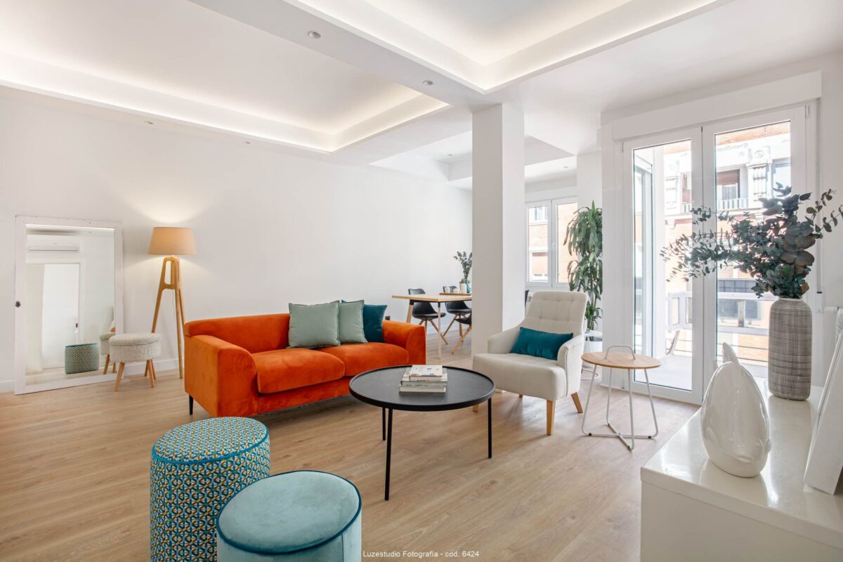 salón de decoración con sofa butacas y pufs fotografiado en vivienda de madrid