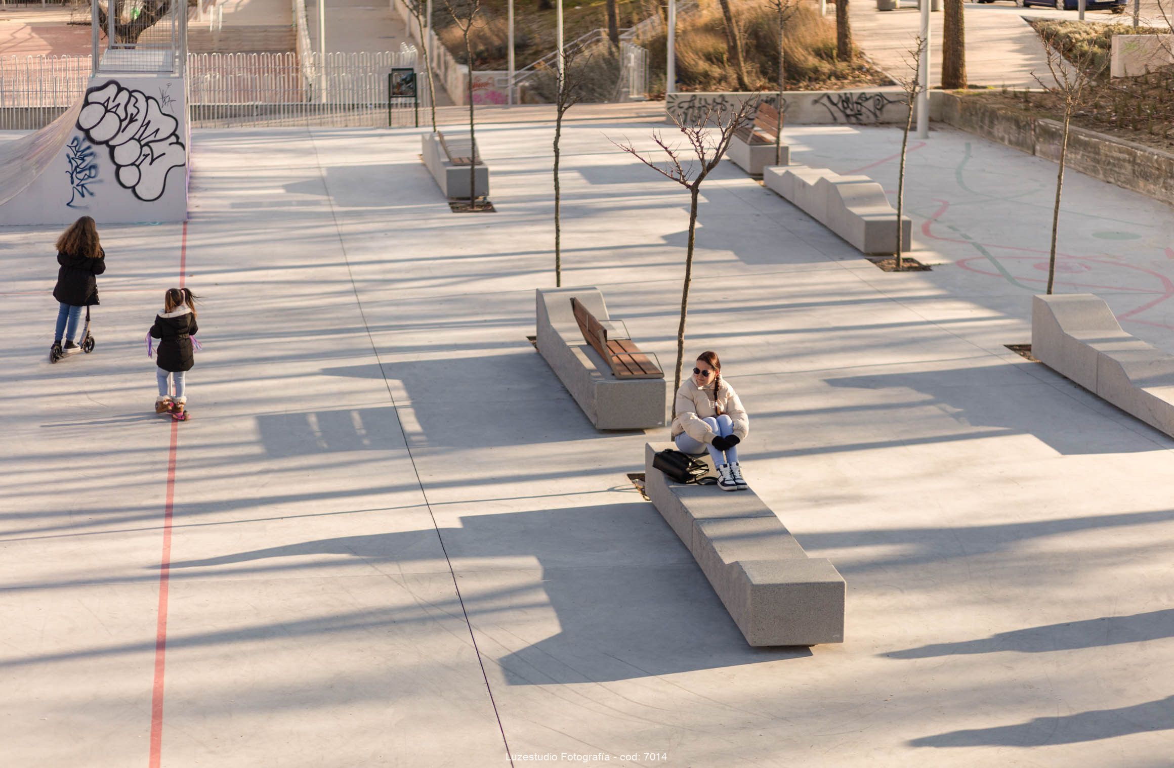 Escofet Garonne mobiliario urbano parque madrid por Luzestudio (2)