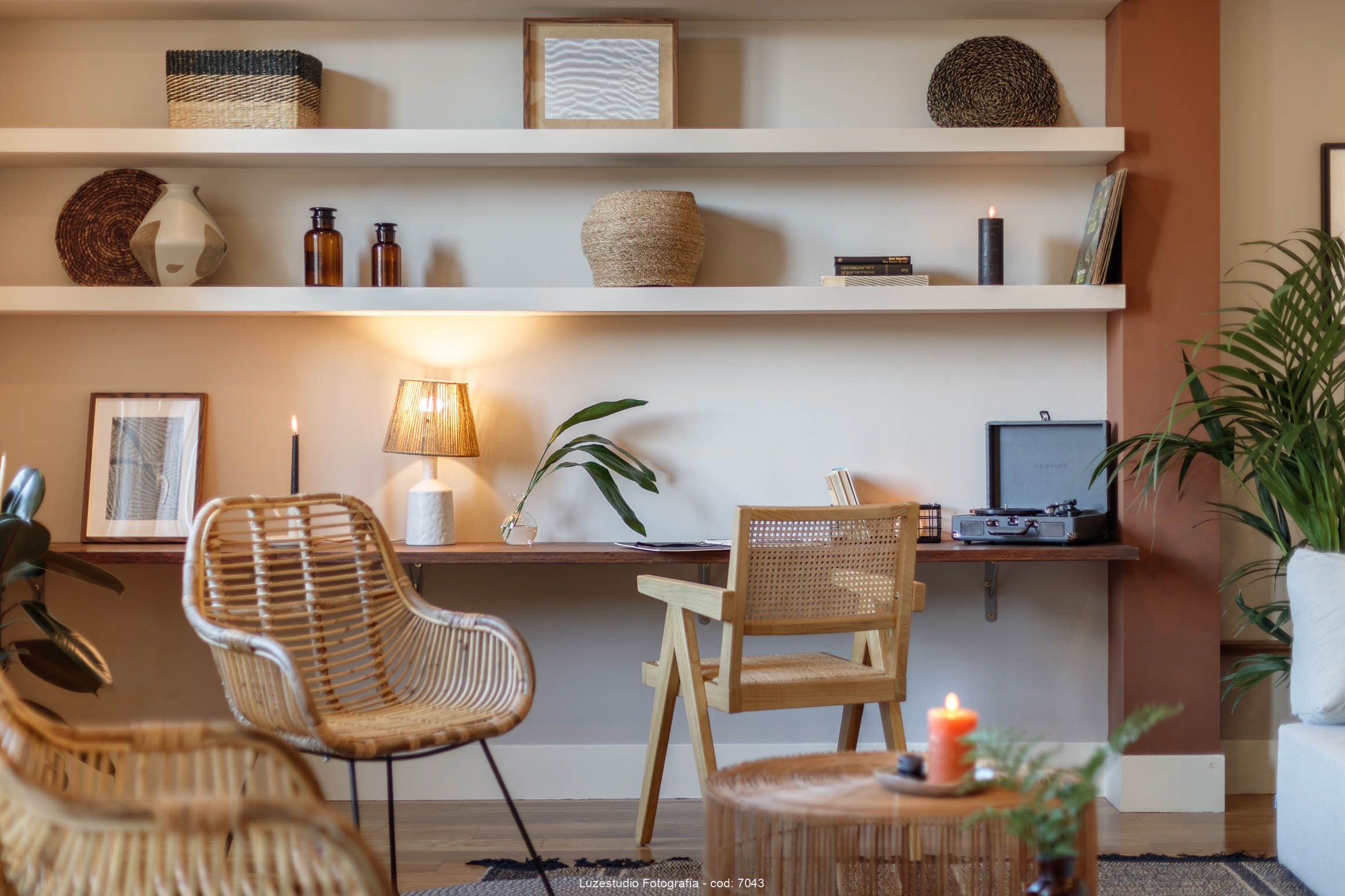 rincón de sala de estar con baldas de madera con tocadiscos velas libros plantas