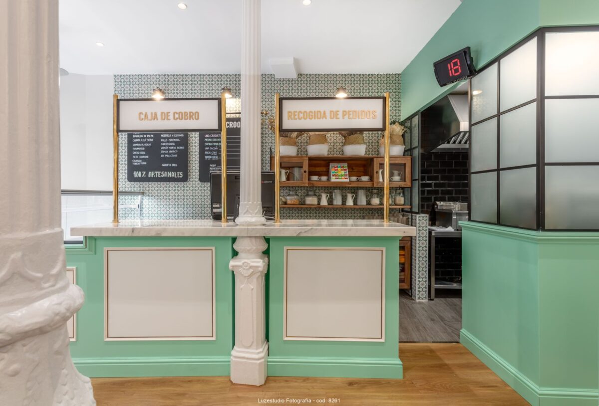 interior de local comercial con barra reformada estilo vintage y colores pastel