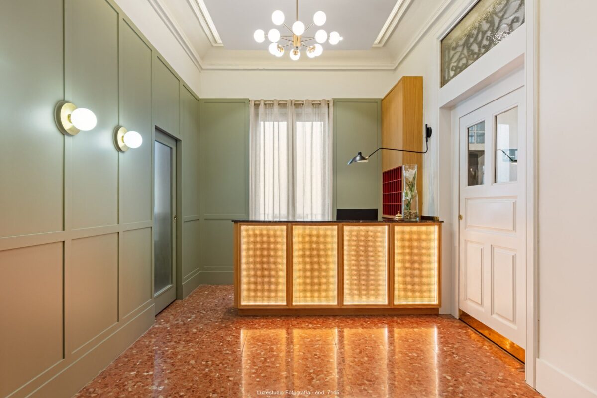 mueble de diseño en recepción con techos altos en hotel de madrid