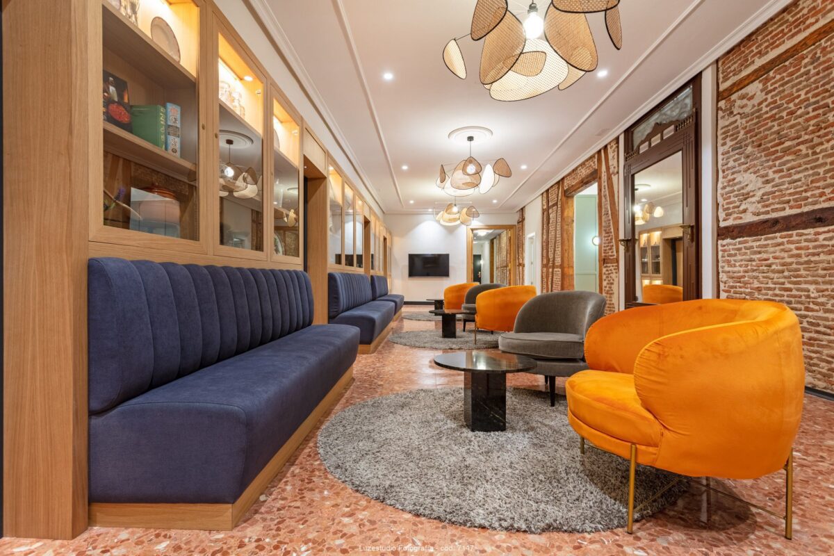 fotografía de interior lobby de hotel en madrid con sofas y butacas de terciopelo azul y naranja