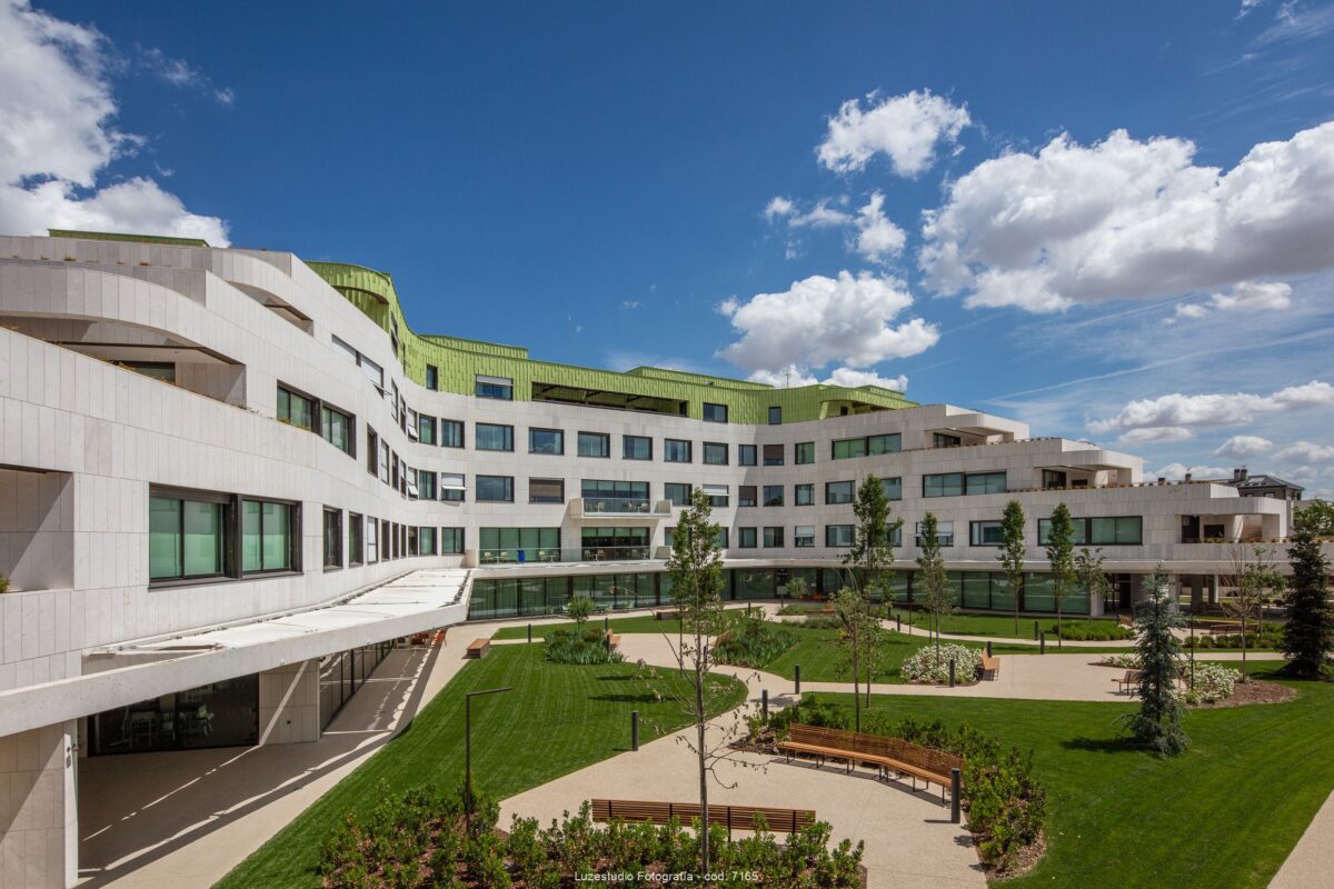 fotografía de arquitectura edificio de cuatro plantas con jardín en madrid