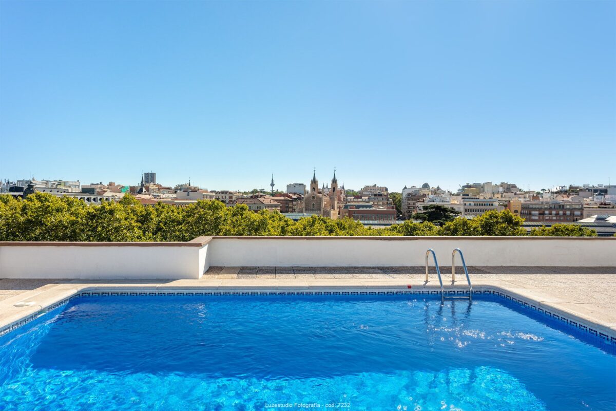 Skyline Madrid Patrimonio Mundial Paisaje de la Luz desde azotea con piscina