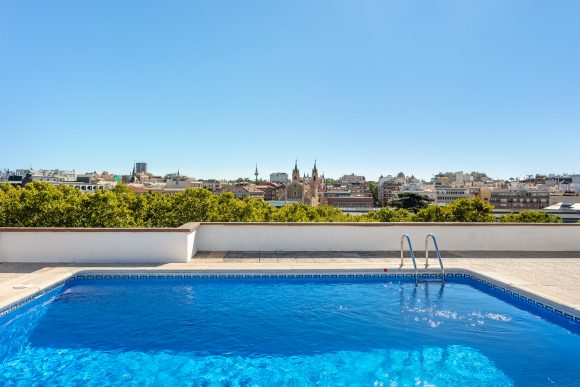Skyline Madrid Patrimonio Mundial Paisaje de la Luz desde azotea con piscina