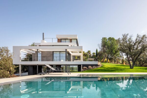 fotografía de arquitectura casa unifamiliar de diseño con piscina y jardin en las rozas