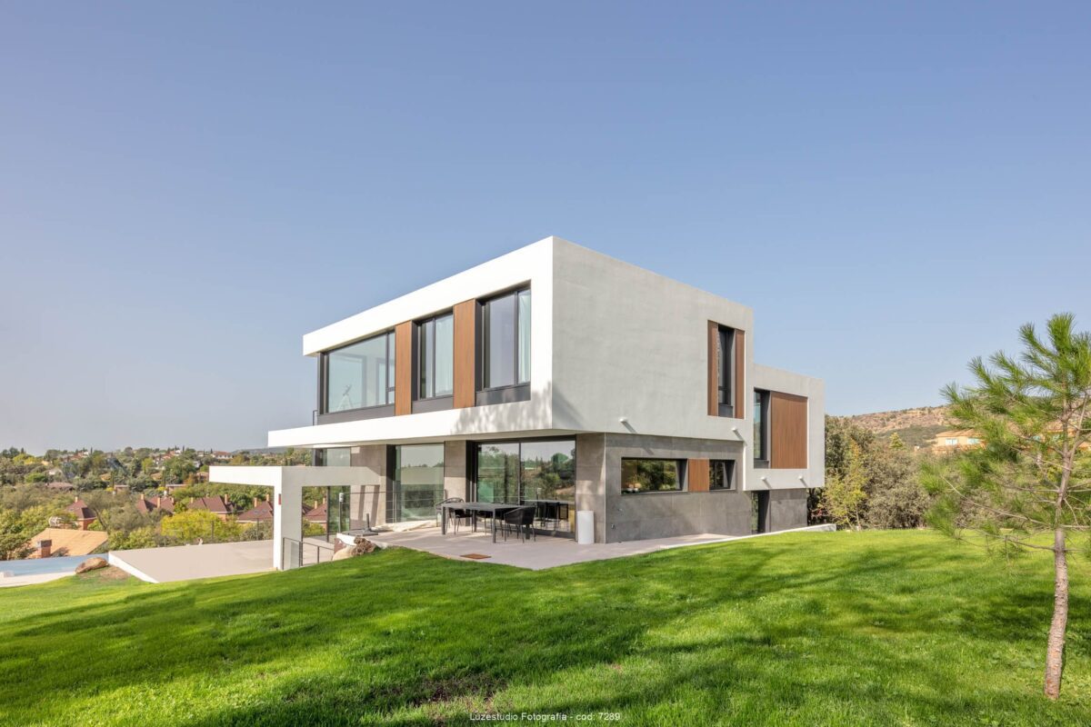 arquitectura de casa moderna de diseño en madrid con terraza y jardín