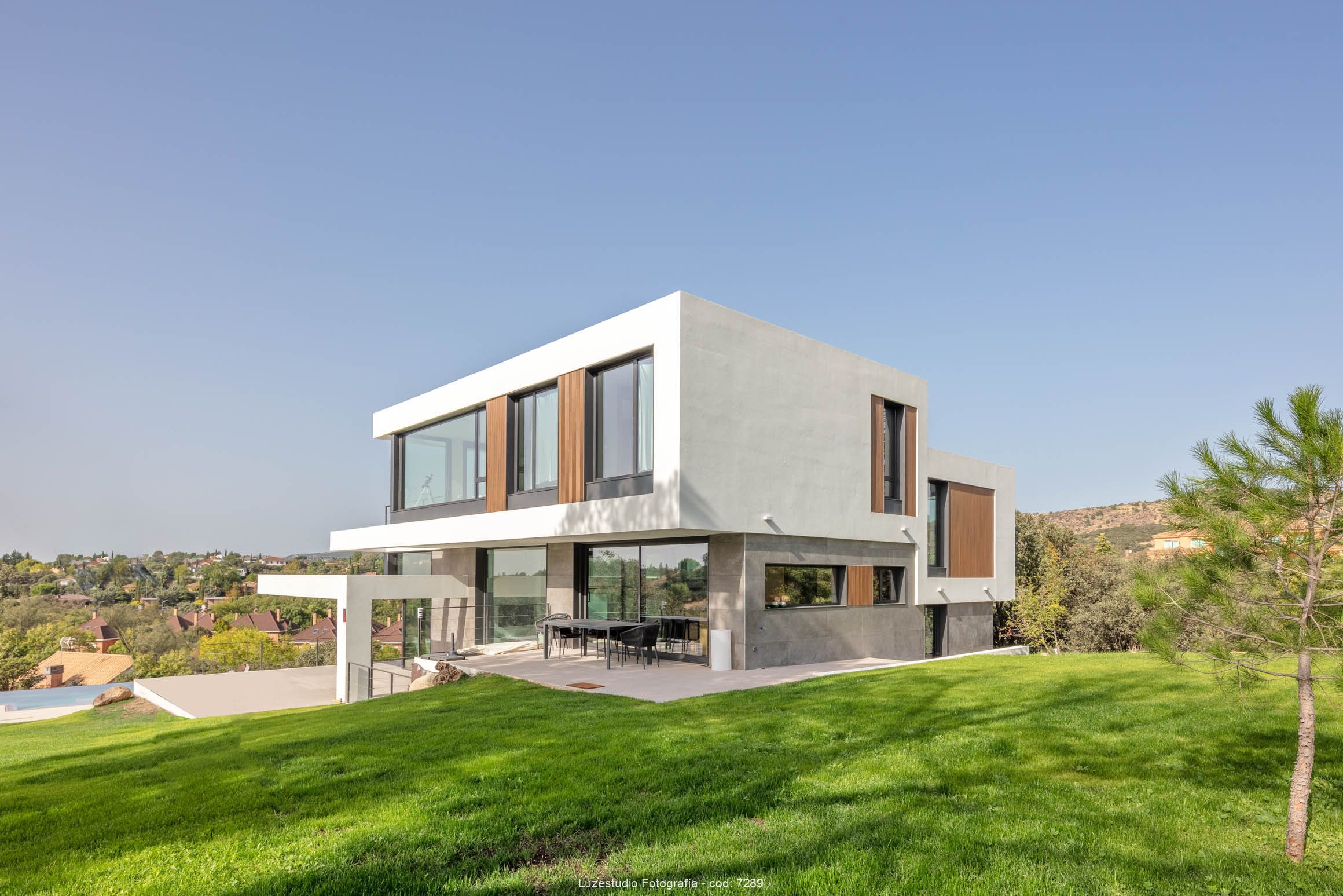 Fotografía de arquitectura casa en las rozas madrid (C) Luzestudio (6) arquitectura de casa moderna de diseño en madrid con terraza y jardín