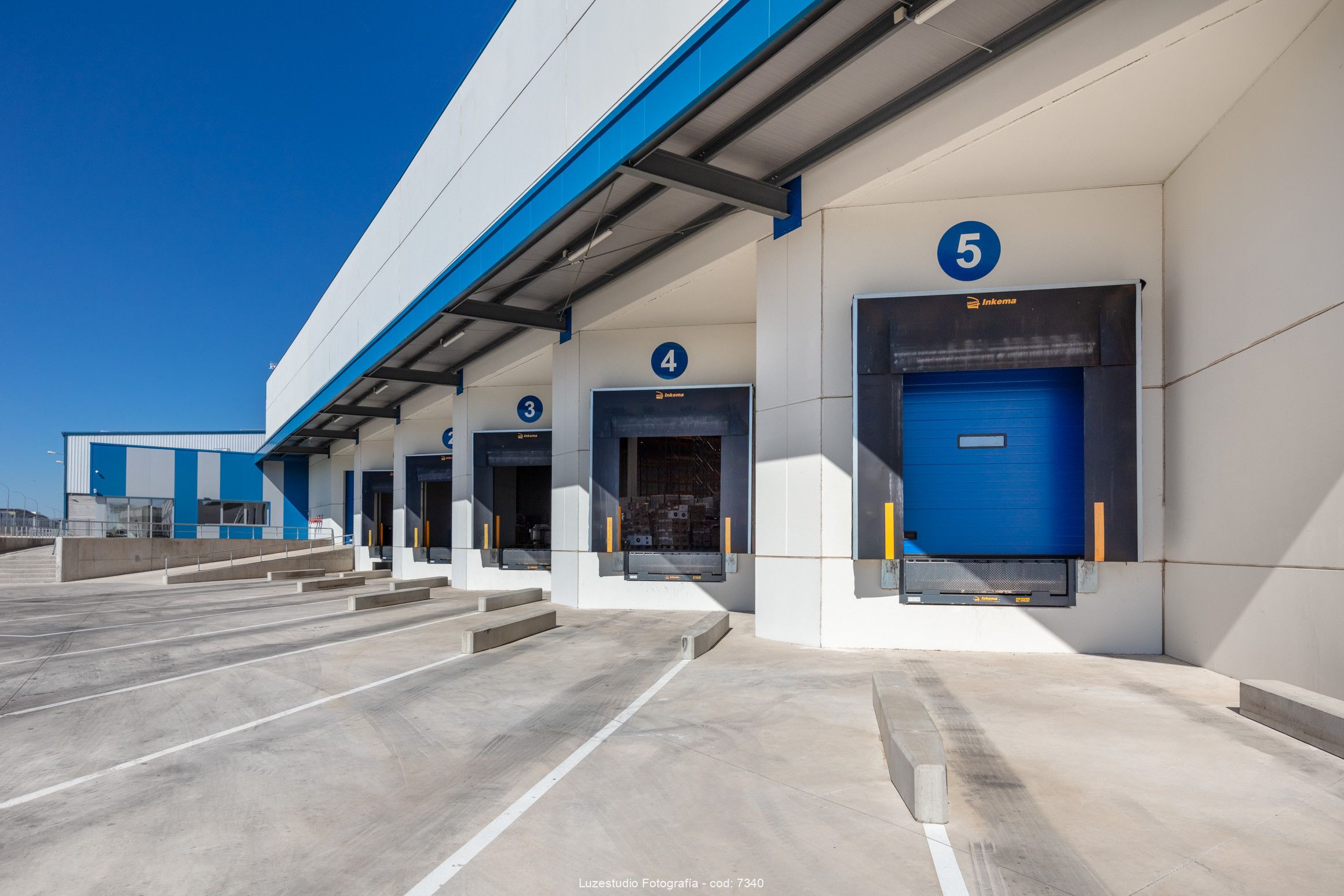 zona de carga y descarga de camiones en almacén situado en una nave industrial