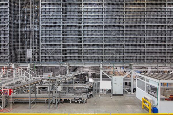 fotografía de arquitectura maquinaria en un almacen automatizado con bandas de transporte y caseta de vigilancia