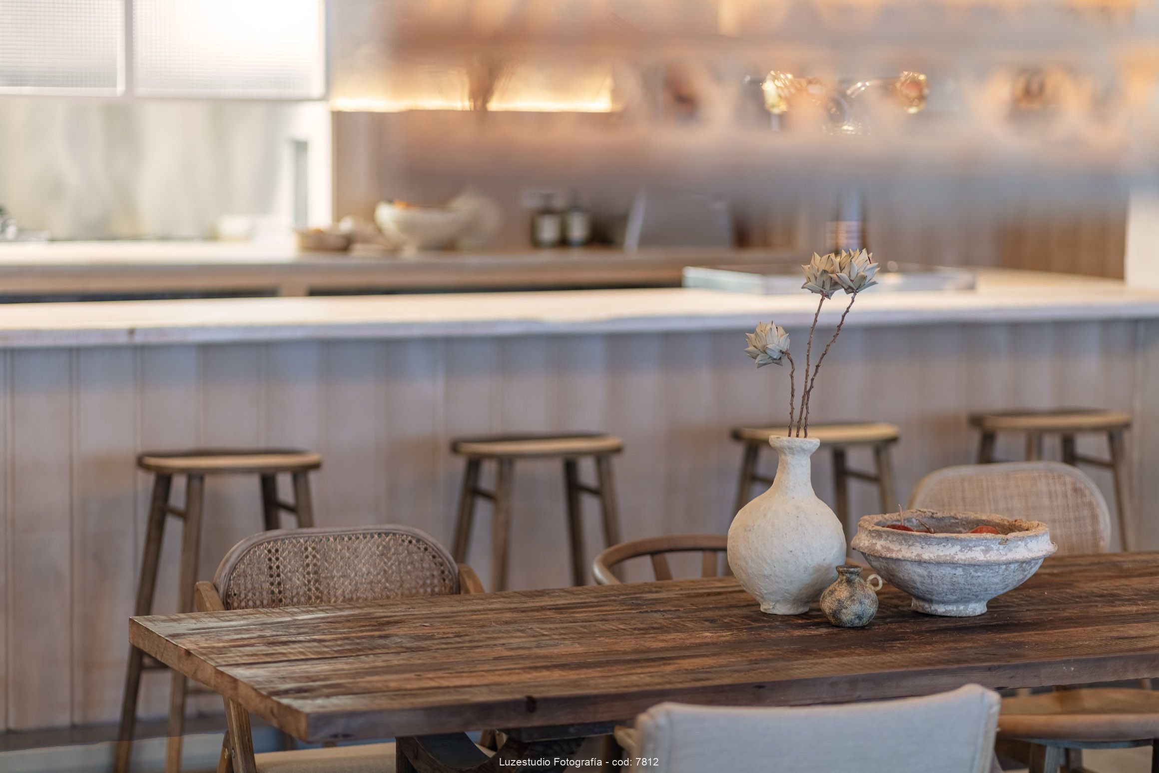 Fotógrafa de interiores alina banta reportaje interiorismo para francisco segarra (6) florero hecho a mano con flores secas sobre mesa de madera oscura con fondo de barra en una cafetería fotografíada por fotógrafo de interiores en la comunidad de madrid