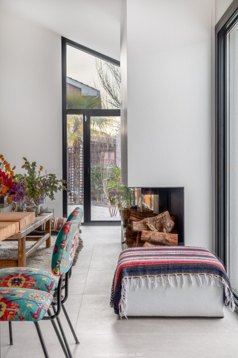 Fotografía de arquitectura casa fh2l fotógrafa alina banta (7) fotografía de interior salón con ventana alta y chimenea