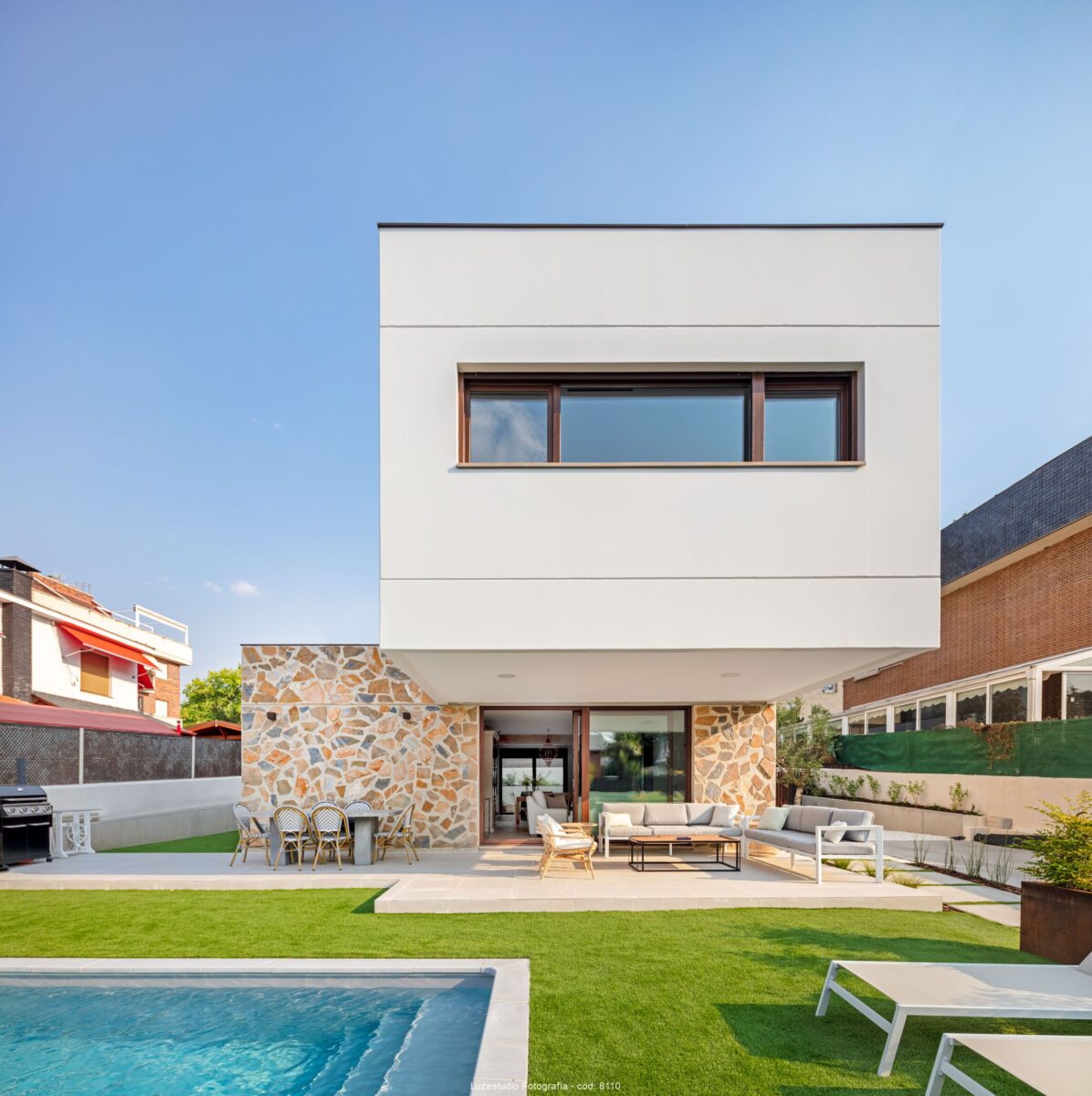 casa modular de diseño con patio y piscina en la comunidad de madrid
