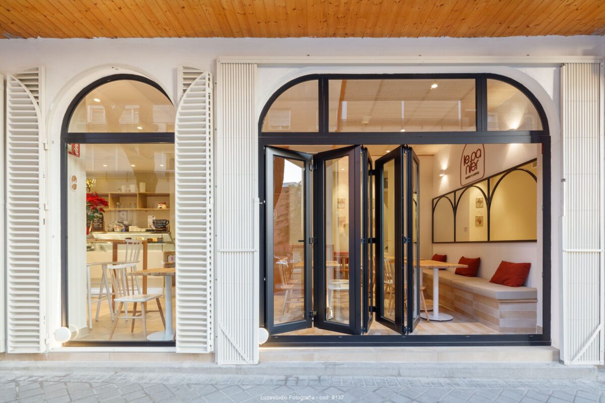 puertas hacía la terraza abiertas en fachada de pasteleria en madrid