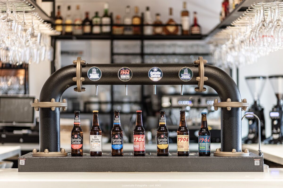 barra con grifos de cerveza estrella galicia hijos de rivera en restaurante de madrid