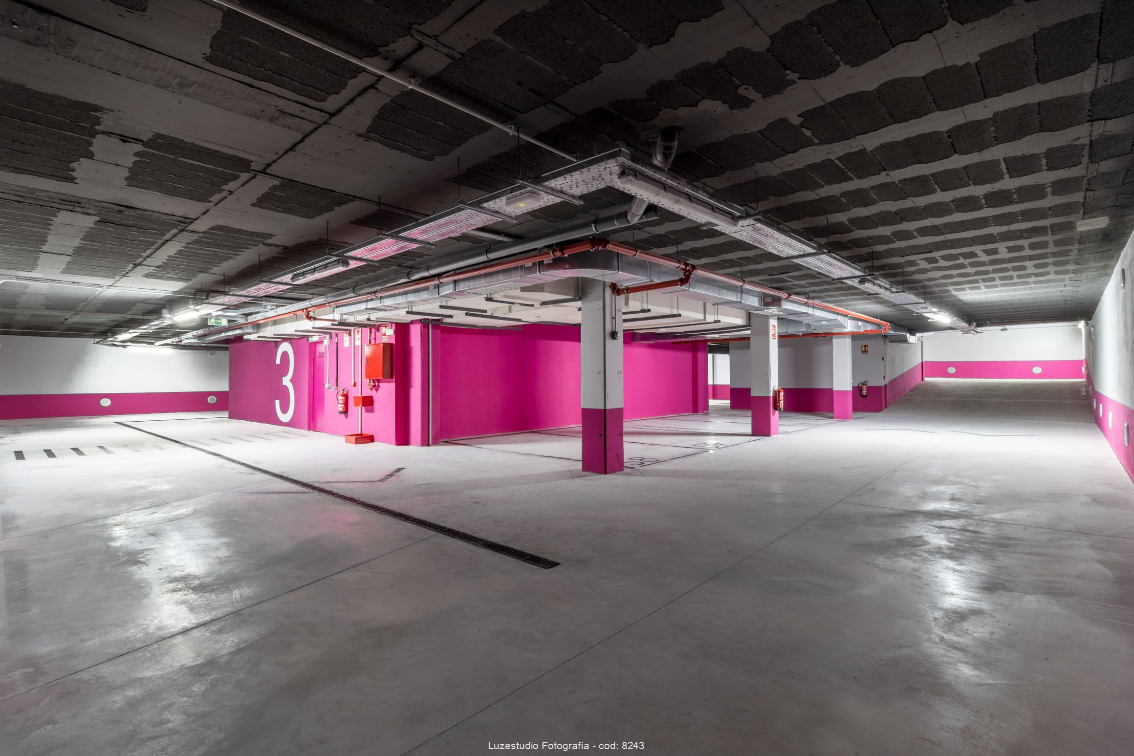 garaje en planta menos 3 de edificio residencial con paredes rosa