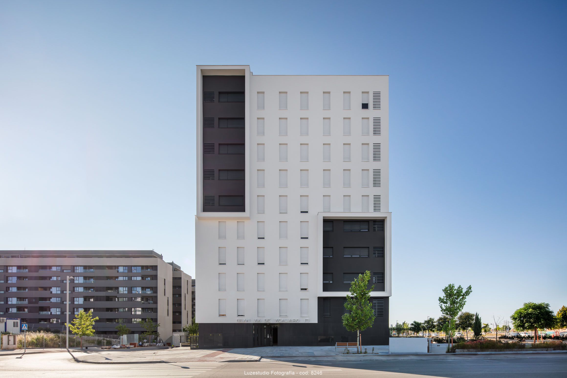 fotografía de arquitectura realizada por xermán peñalver de la fachada de un edificio de viviendas sociales en el cañaveral