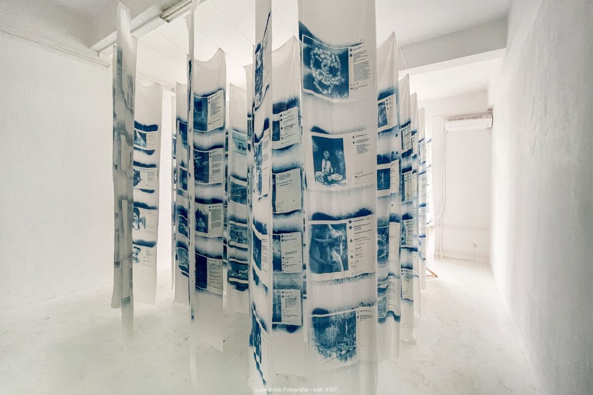 exposicion fotográfica de alina banta, fotógrafa de arquitectura, sala blanca con cianotipias sobre textil colgadas