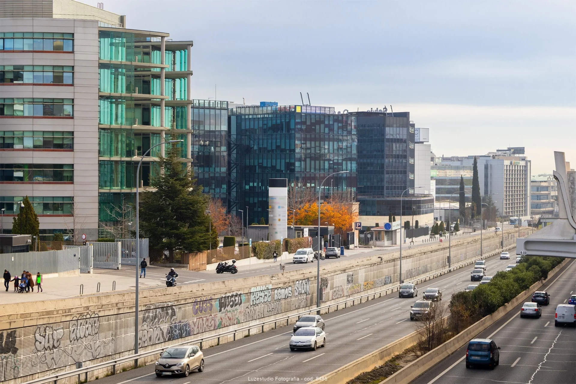 edificios de oficina con facahda acristaladas enfrente a la M40 en madrid