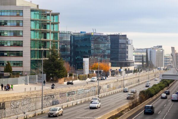 edificios de oficina con facahda acristaladas enfrente a la M40 en madrid