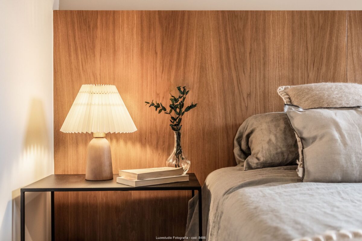 mesita de noche con lámpara de mesa modelo Benicarlo de Kave Home en dormitorio con cabecero de madera