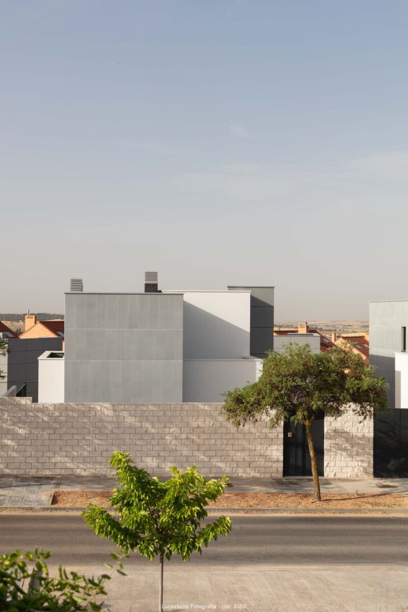 Vivienda en Arroyomolinos detalle de la arquitectura por fotógrafa Alina Banta (4) fotografía de arquitectura minimalista lateral de fachada de casa gris y blanca en arroyomolinos