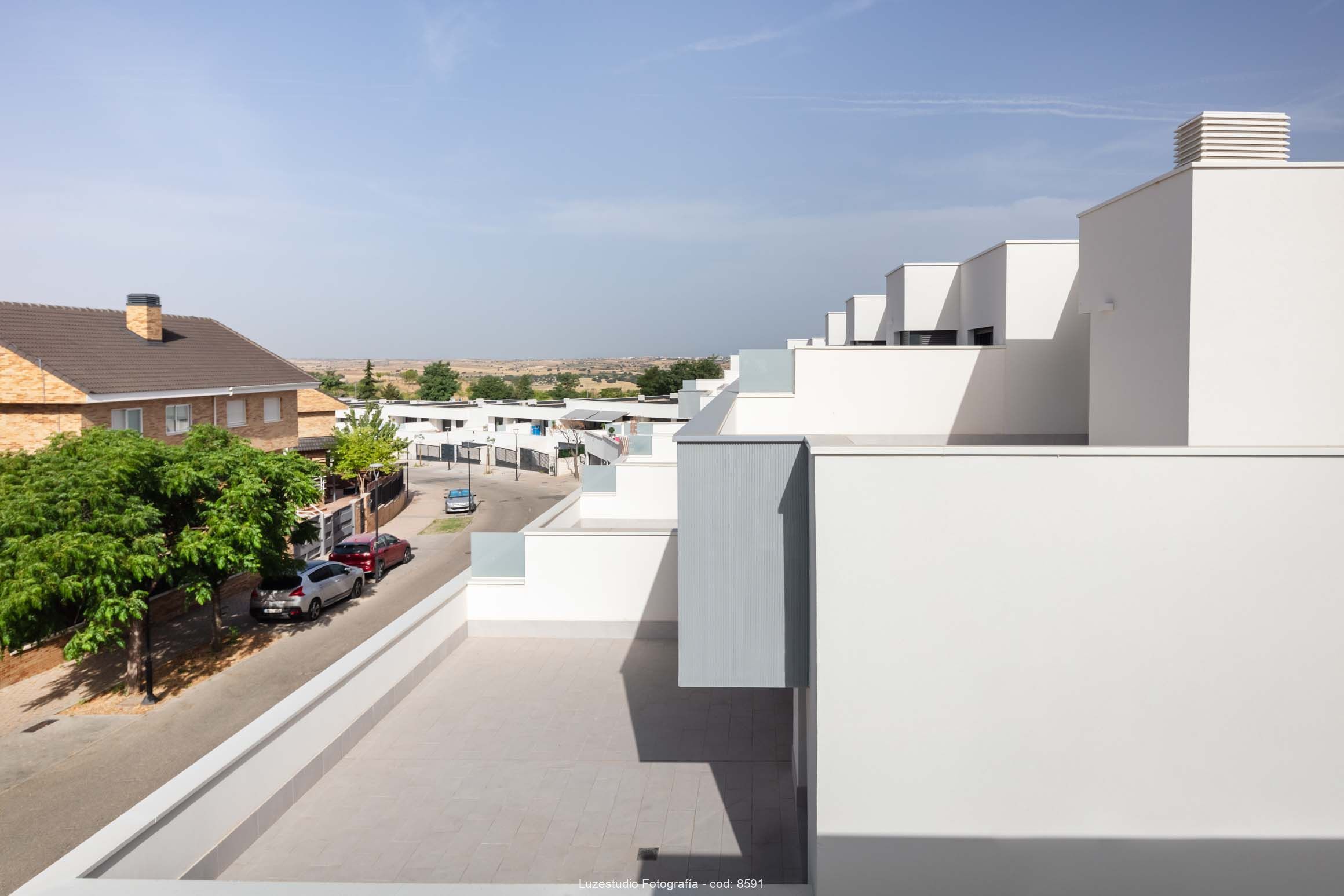 fotografía elevada de arquitectura hilera de casas pareadas con terraza en calle de arroyomolinos