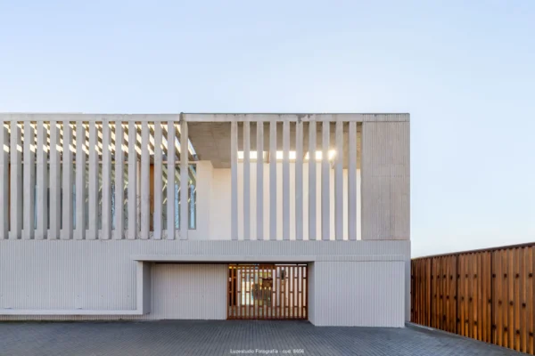 facahda de hormigón con parte superior iluminada por rayos de sol y cielo azul fotografiada por fotografa de arquitectura alina banta