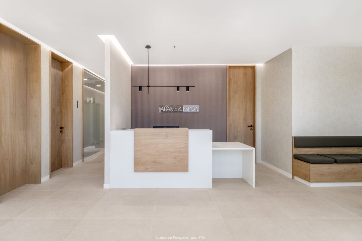recepción clínica dental con mostrados blanco y puertas de madera