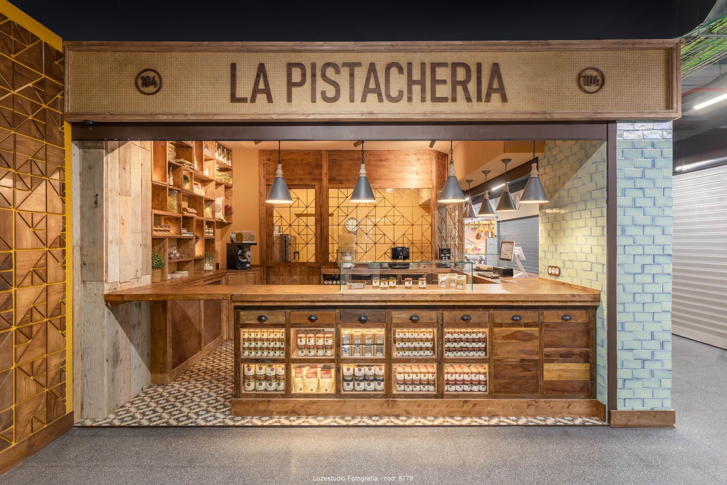 Local en Madrid por Fotografo de interiores Xerman Peñalver1 fotografia de interiores de barra de madera de local en un mercado con el frente formado por cajones con producto