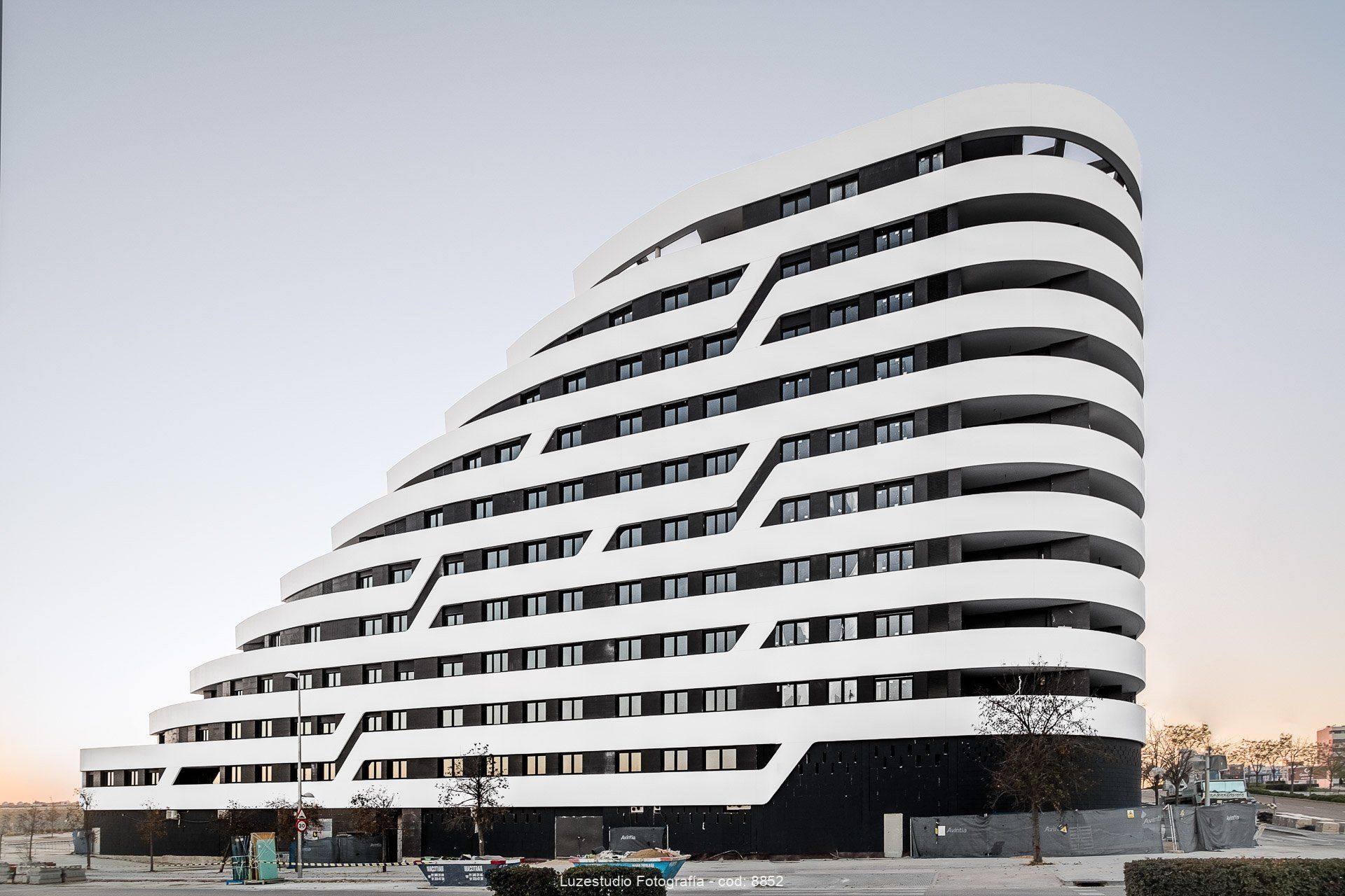 edificio residencial al atardecer fotografo de arquitectura