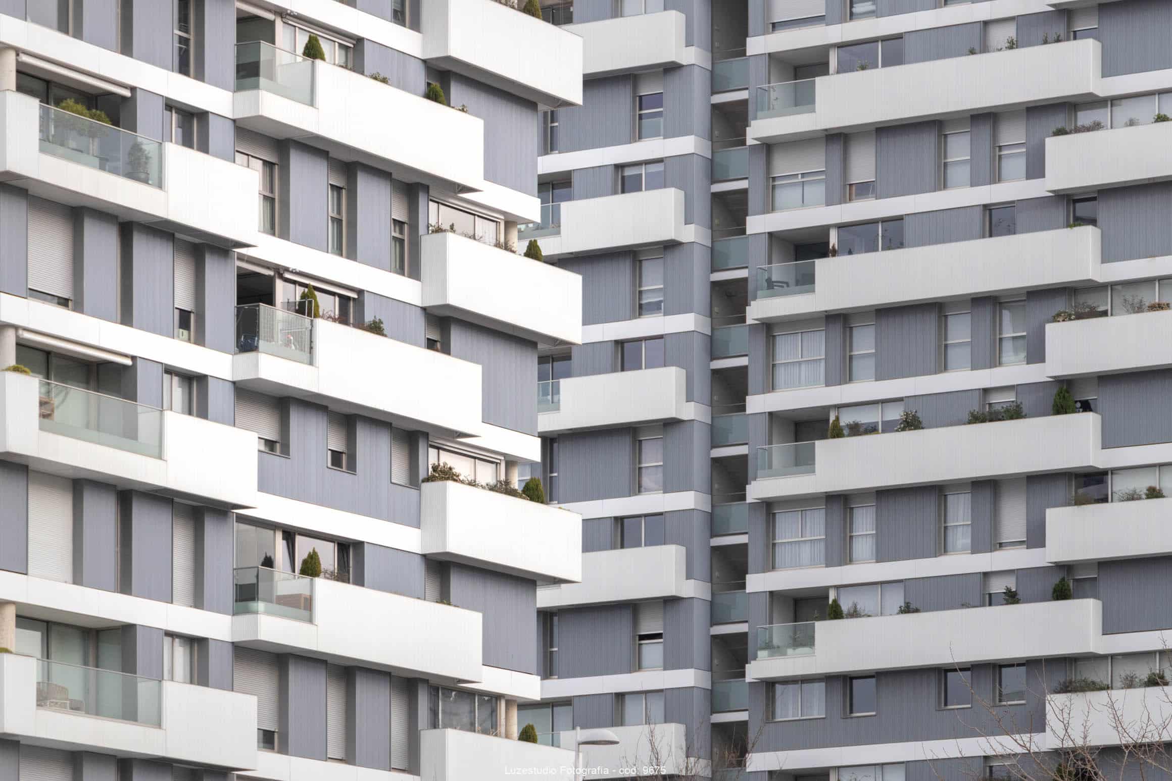 detalle de fachada ventilada con balcones prefabricados de hormigón y cristal