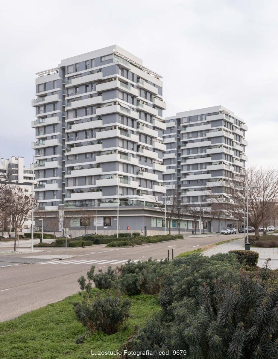 2 torres de edificios residenciales construidos en madrid fotografiados por alina banta