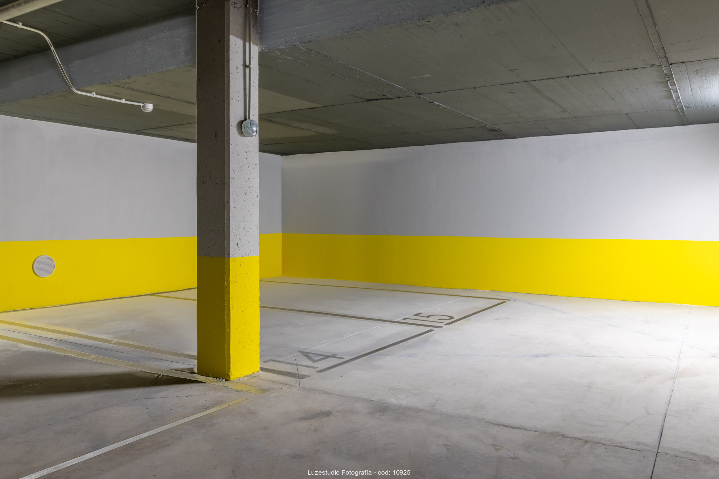 Fotografía de arquitectura en madrid edificio con garaje por Luzestudio